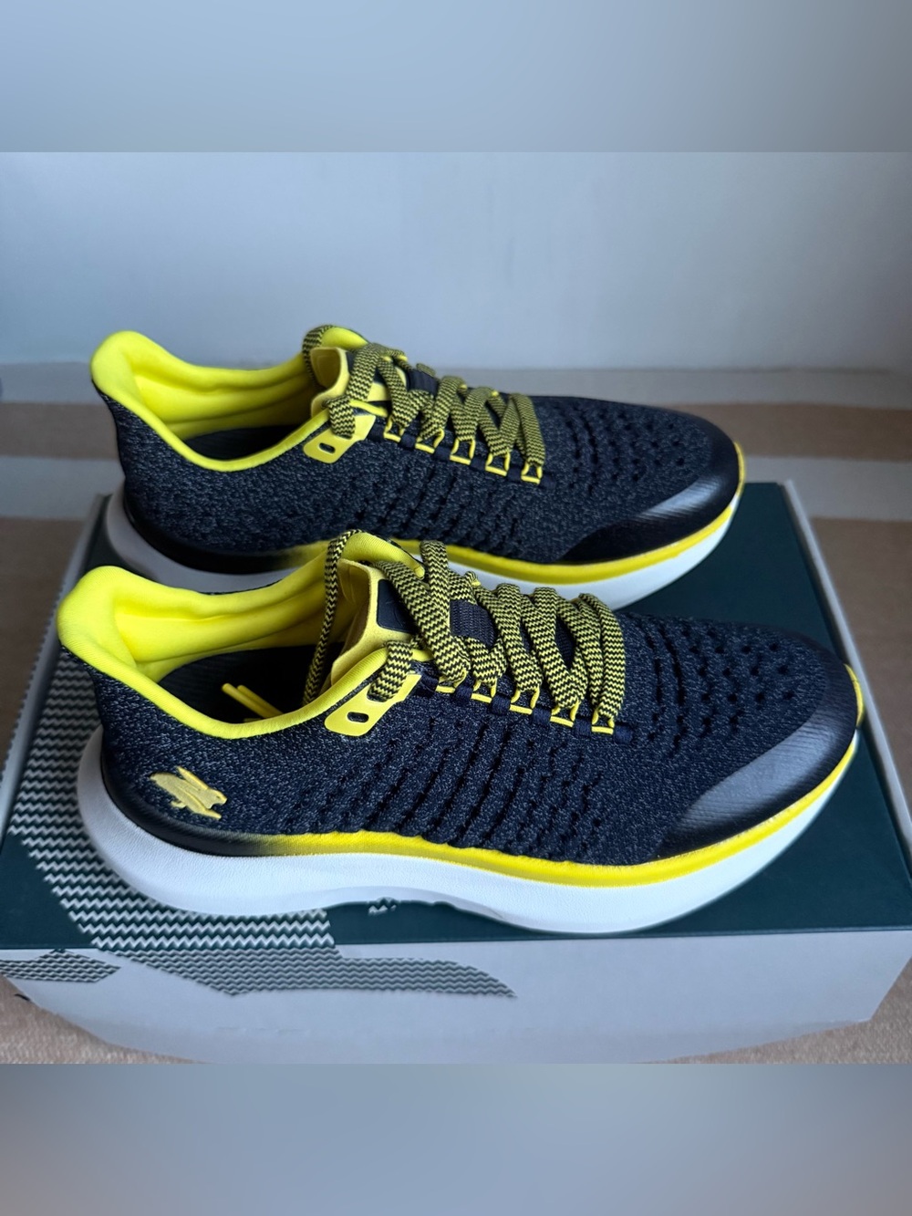 Rabbit women’s Dream Chaser Black & Yellow Knit Athletic Sneakers size 7 New